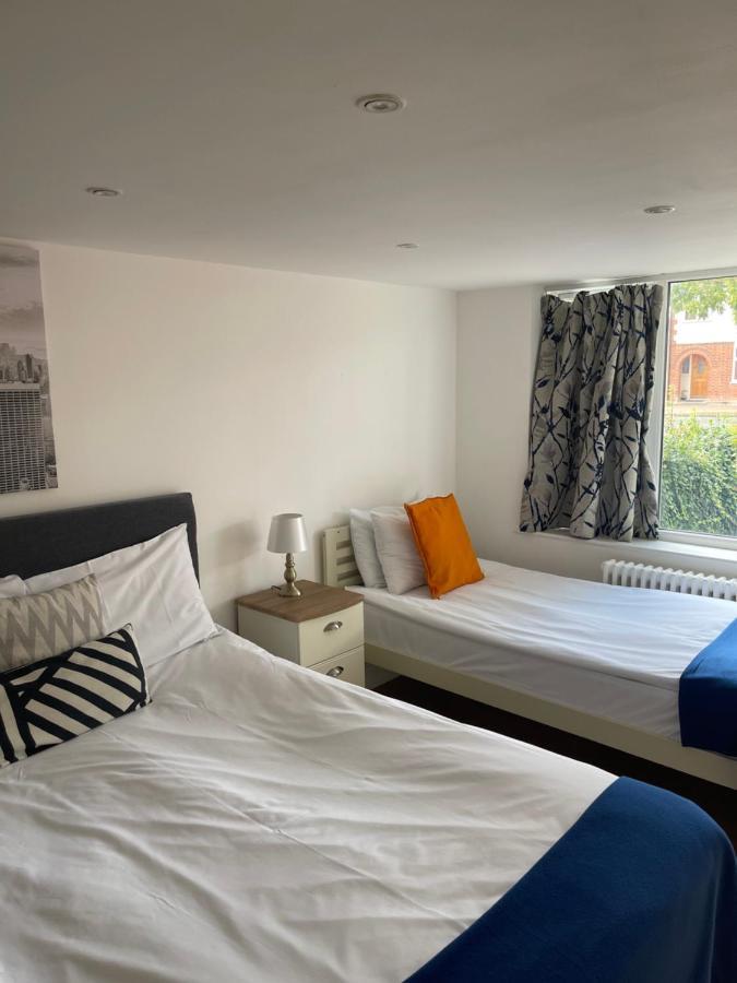 The Cambridge Suites - Tas Accommodations Exterior photo